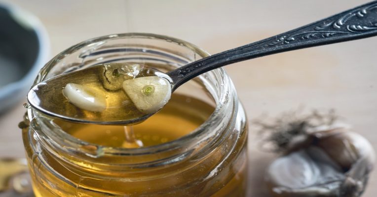 Hướng dẫn chi tiết cách dùng tỏi mật ong chữa viêm họng